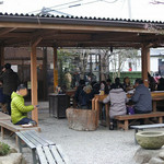 山越うどん - 庭の食事スペース