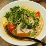 ソラノイロ トンコツ&キノコ - パクチースパイストンコツソバ950円