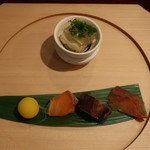 八寸：とらふぐ煮凍り、鮭の酒びたし、蛸の柔らか煮、にじます燻製、きんとん