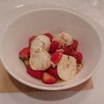 OGINO organic Restaurant - 水牛のモッツァレラ　トマトとイチゴのサラダ　バジル風味