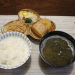 九兵衛旅館 - 温泉で炊いた特栽米つや姫、庄内産もずくのお味噌汁