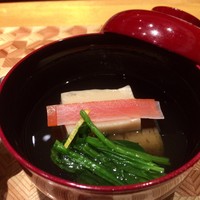 丸新 - お椀……胡麻豆腐
                    温かいお出汁が美味しい、短冊に切った人参の赤のと大根の白が重ねてあり紅白ですね。