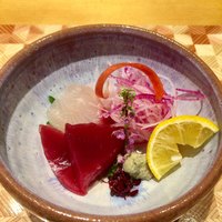 丸新 - お造り       本日の二点盛り(鮪赤身とぼら)
                      鮮度も良く、ぼらの刺身は淡白で臭みなかったです。
                      こちらも紅白かしら…
                      