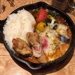 キャンプエクスプレス - １日分の野菜カレー大盛り＋チーズ＋手羽煮込み