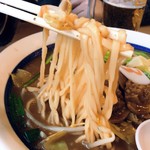 ８番らーめん - 太い縮れ麺がいいですね～