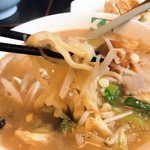 蔵 - 麺は太い縮れ麺です