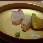 鮨 さかい - 鯛（対馬）、タイラギ（岡山）・・鯛は甘いですし、タイラギは炙ることで旨みが増しますね。