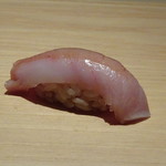 鮨 さかい - ◆メジ鮪（佐渡）・・9kgの鮪で中々手に入らない品だそう。 優しい食感で、ふくよかな旨みを感じます。