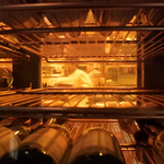 オーベルジュ・ド・リル ナゴヤ - セラー越しに厨房が覗ける