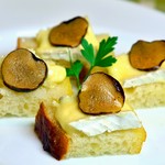 炭火イタリアン CARBO - 白カビチーズとトリュフのブルスケッタ