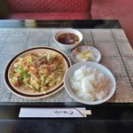 中華レストラン香港 - 肉野菜炒め定食