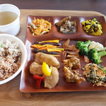 ベジ ハウス - 3種人参マリネ、手羽先風、日替わり野菜のかき揚げ、黒酢酢豚風、のり・大根・キノコ類の煮物、たまご風とキクラゲ炒め、発酵発芽玄米ごはん、日替わり五目チャーハン