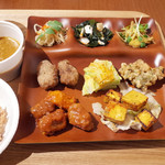 ベジ ハウス - カリカリタンドリー厚揚げ、酢豚風、から揚げ、日替わり野菜のかき揚げ、白菜、切りぼし大根サラダ、カレーなど。