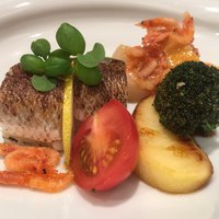 日本料理若林 - 桜海老は片栗を打ってから笊ではらってから揚げている。シャクっと香ばしい。それを銀餡で蕪と合わせている。薄口はしっかりとほんのり甘みのある銀餡。
                素揚げしたブロッコリーも表面がかりっとして美味。