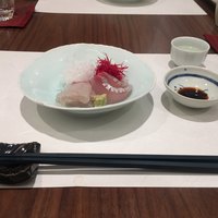 日本料理若林 - 高知カンパチ 三重ヒラスズキ。ツマの一つはピーツで。