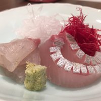 日本料理若林 - ヒラスズキがサクッとはぎれよいくらいな脂が旨味としてしっかりと。美味。カンパチも天然のさらっとした脂。カンパチも包丁を入れてあってもサクサクとフレッシュな歯ごたえ。