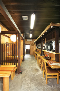 Kyoudoryouri shirakawa keichan - テーブルとカインター席がございます