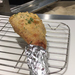 串揚げ 串の実 - 鶏の手羽先ギョーザ串揚げ