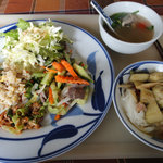 ピー - 牛肉入りのサラダ、タイ風チャーハン、グリーンカレーwithそうめん、スープ