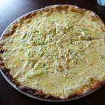 石臼挽き蕎麦香房 山の実 - 信州白味噌、えのき、葱、そばの実のピザ