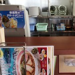 幸楽苑 調布深大寺店 - 奥左のドラム鍋で野菜を炒めてる...