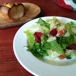 スカッサカッツィ - ランチのサラダとガーリックトースト
