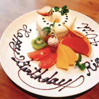 サプライズ Happybirthday Happyweddingデザートプレート Dali ダリ 本通 ダイニングバー 食べログ