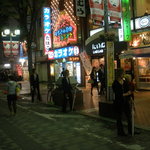 貸切専門店　家飲みBAR　KYUUKUTSU 新宿歌舞伎町店 - 外は歌舞伎町セントラル通り