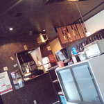 我流家 - 照明は抑え気味なので昼でも薄暗く、居酒屋みたいな雰囲気