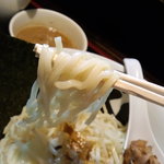 中太麺縮れ麺で少し捻れもあり、ｴｯｼﾞが立ったｽｸｴｱ角麺、高加水率。