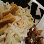 ｸﾞﾆｸﾞﾆﾓﾁｯとした歯応えで、弾力に富み、跳ね返すようなしなやかなｺｼ