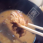 我流家 - つけダレには、チャーシュー、小ネギ、揚げネギが沈んでおります。