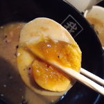 我流家 - 半熟玉子は優しい味付けで控えめだが、これもつけダレと相性が良い。