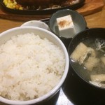 いろは亭 - ご飯もたっぷりです。お茶碗でも頼めます。その場合は、30円？引きだそうです。