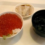 ホテル函館ロイヤル シーサイド - 本日の朝食はイクラ丼とイカ刺しでした。