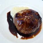 マッシュポテトとデミソースのハンバーグ