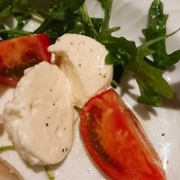 ラボッカ - ハムをめくった写真(笑)
                モッツァレラチーズ、マイルドで美味しい！！トマトも甘味があり美味しい(≧∀≦)