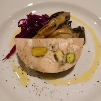 ラボッカ - インボルティーニ(パテに似たようなお料理。お肉の中に具材)。舞茸と赤キャベツを沿えて。
                  赤キャベツの甘い味つけ良い感じに(*ﾟдﾟ*)
                  お肉は分厚いハムのような感じ！