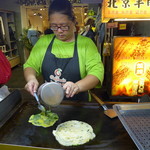 北平葱抓餅 - 独特な青菜が生地に入ります。