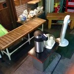 丸屋 - そと待ちでもストーブあるよ