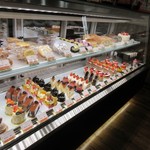 Sweets MINORIKA - お店に入ると決して大きなお店では無いのですがショーケースには九州産の食材にこだわった様々なスイーツが並んでました。
