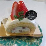 Sweets MINORIKA - あまおうロール４２０円。

生クリームをたっぷり使ったふわふわロールケーキの中にあまおう苺を練りこみ、上にもトッピングしたロールケーキです。