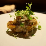 TACUBO - 北海道王様しいたけにゴルゴンゾーラと王様しいたけの軸とアーモンドを乗せて