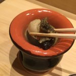 鮨 つきうだ - 熱々の昆布と肝の出汁の中に、アワビを入れていただく