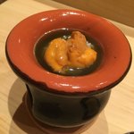 鮨 つきうだ - アワビを堪能したあとは、うにの握りを入れ、茶漬け風に