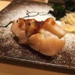 鮨 つきうだ - ホタテの握りー柚子の香りが豊か