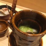 鮨 つきうだ - 土瓶の中には、優しいお出汁とお野菜が…