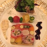 プティット・メルヴィーユ - スモークサーモンと野菜のパテ、スモーク地鶏のサラダ、トリュフソース