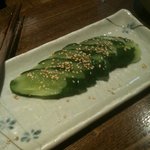 Sumibiyakiniku Hachina - きゅうり一本漬け（半分食べちゃった。）