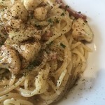 チキチキ＆タンタン - ベーコンとカリフラワーのじゃがいもビンソワーズソーススパゲッティ。
      